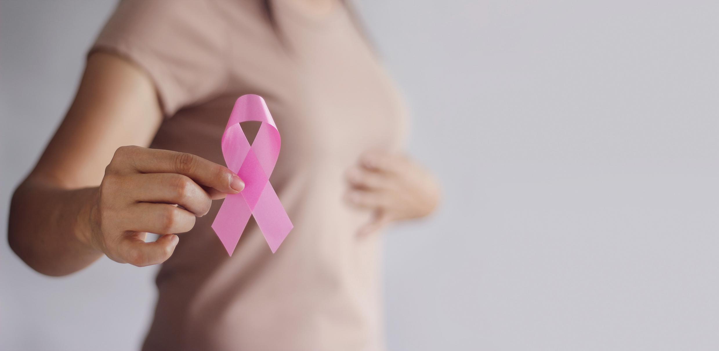 kobieta z różową wstążką - profilaktyka raka piersi