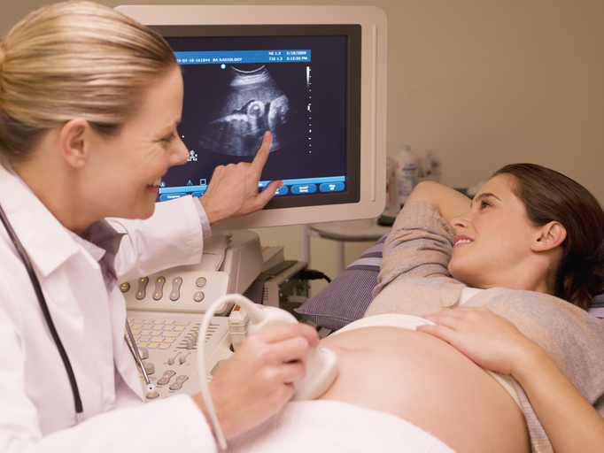 doktor wykonuje USG kobiecie w ciąży